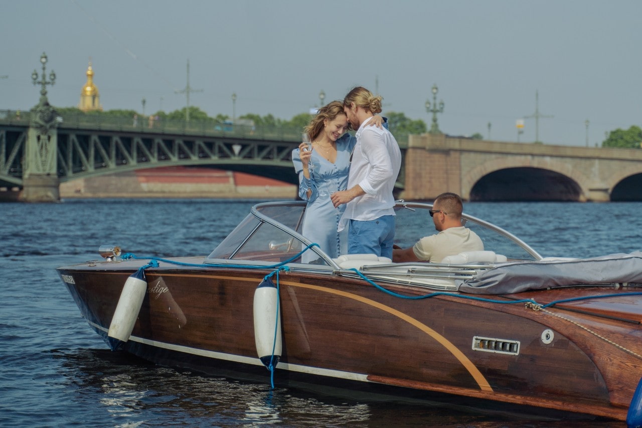 proposal on a boat in honolulu, hawaii
